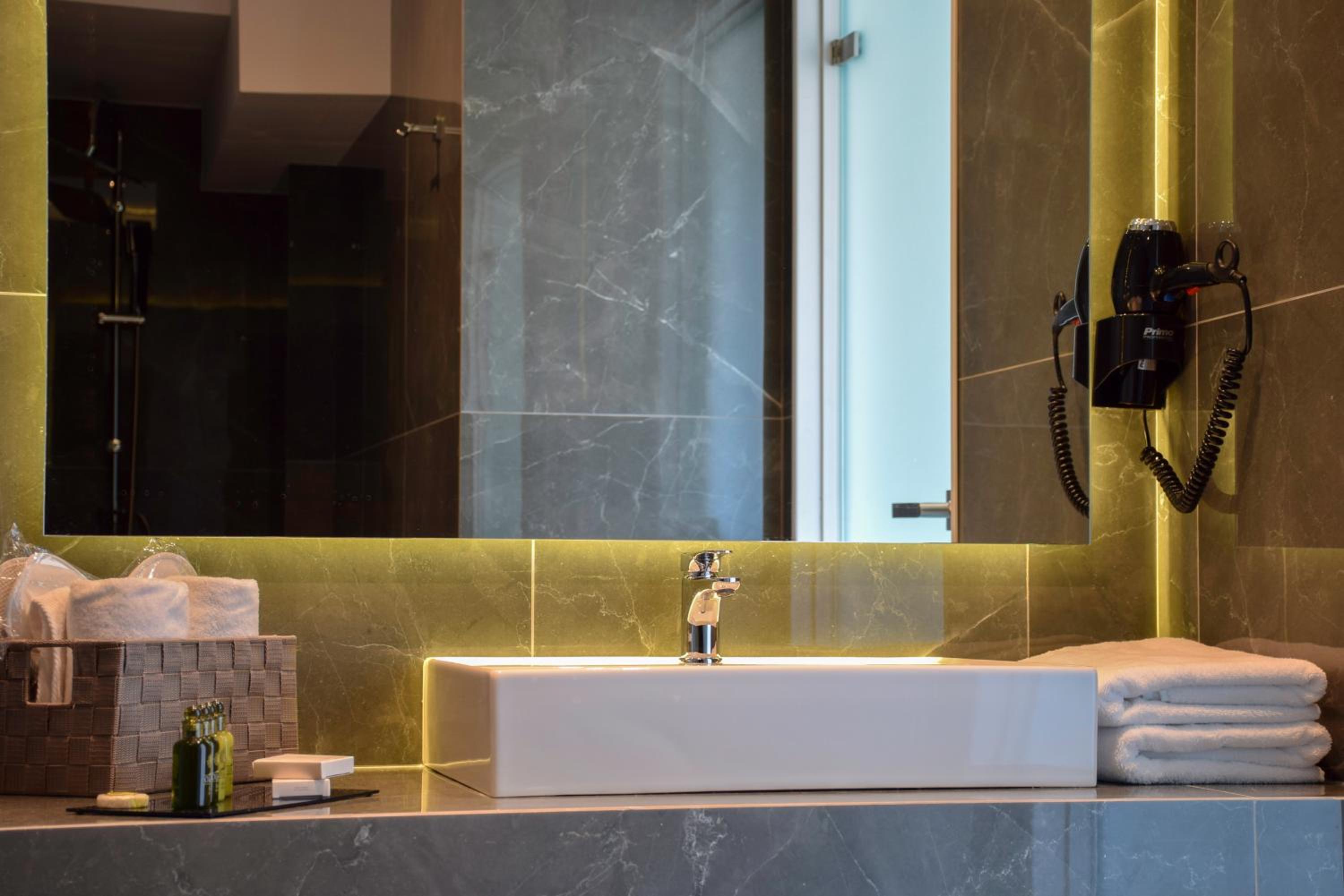 24K Athena Suites