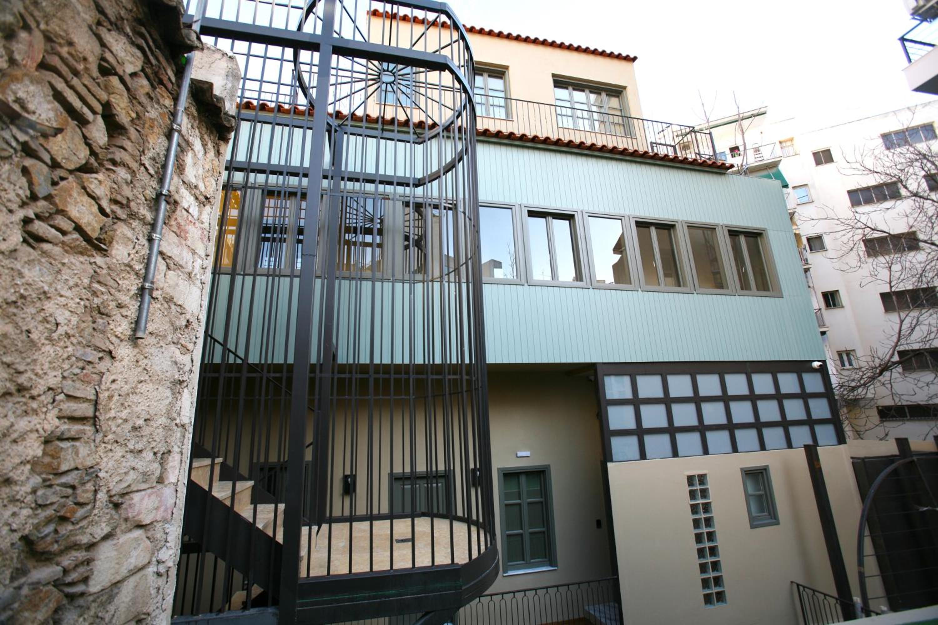 Living Yard Acropolis
