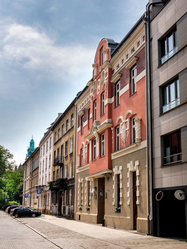 Golden Queen Hotel