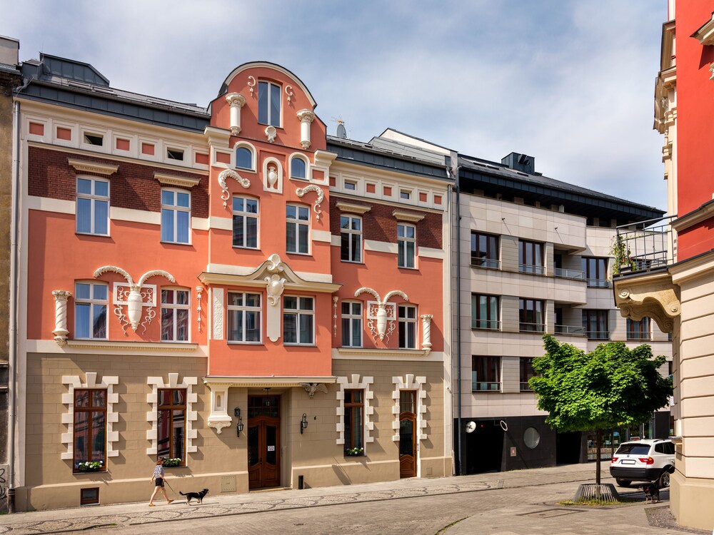 Golden Queen Hotel