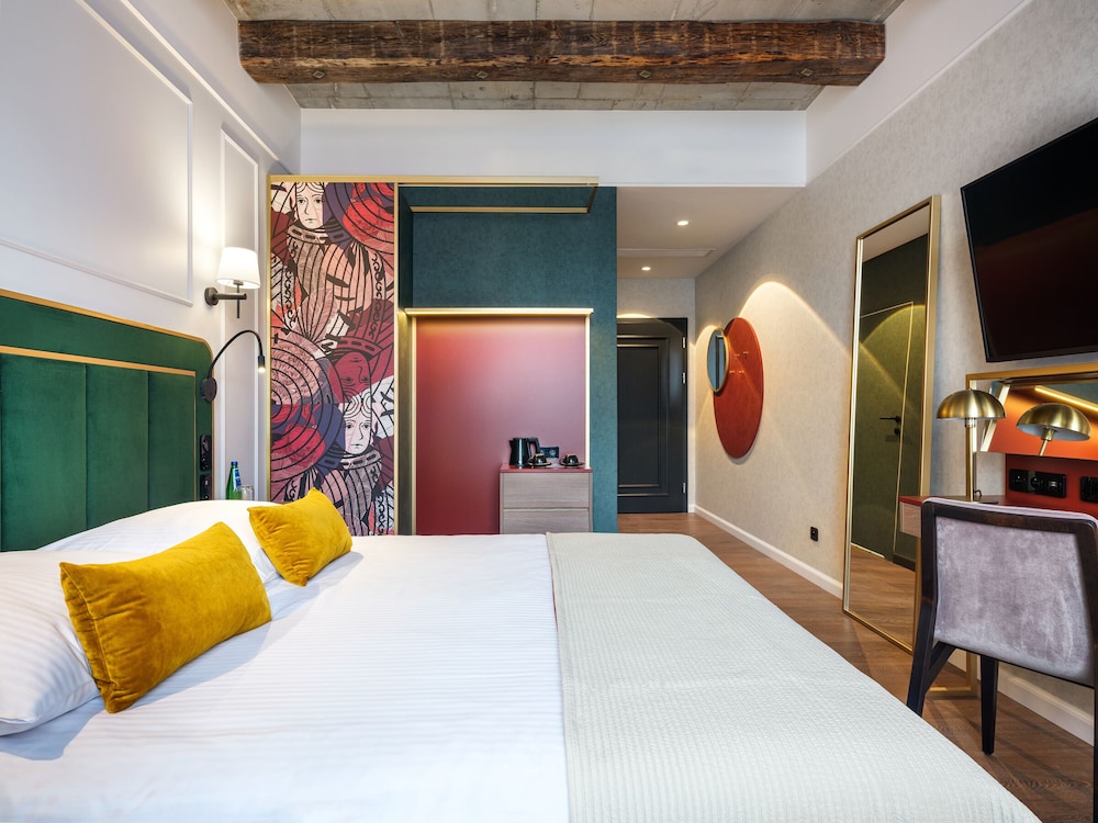 Golden Queen Hotel