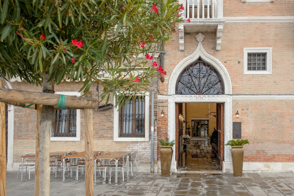 Palazzo Veneziano - Venice Collection